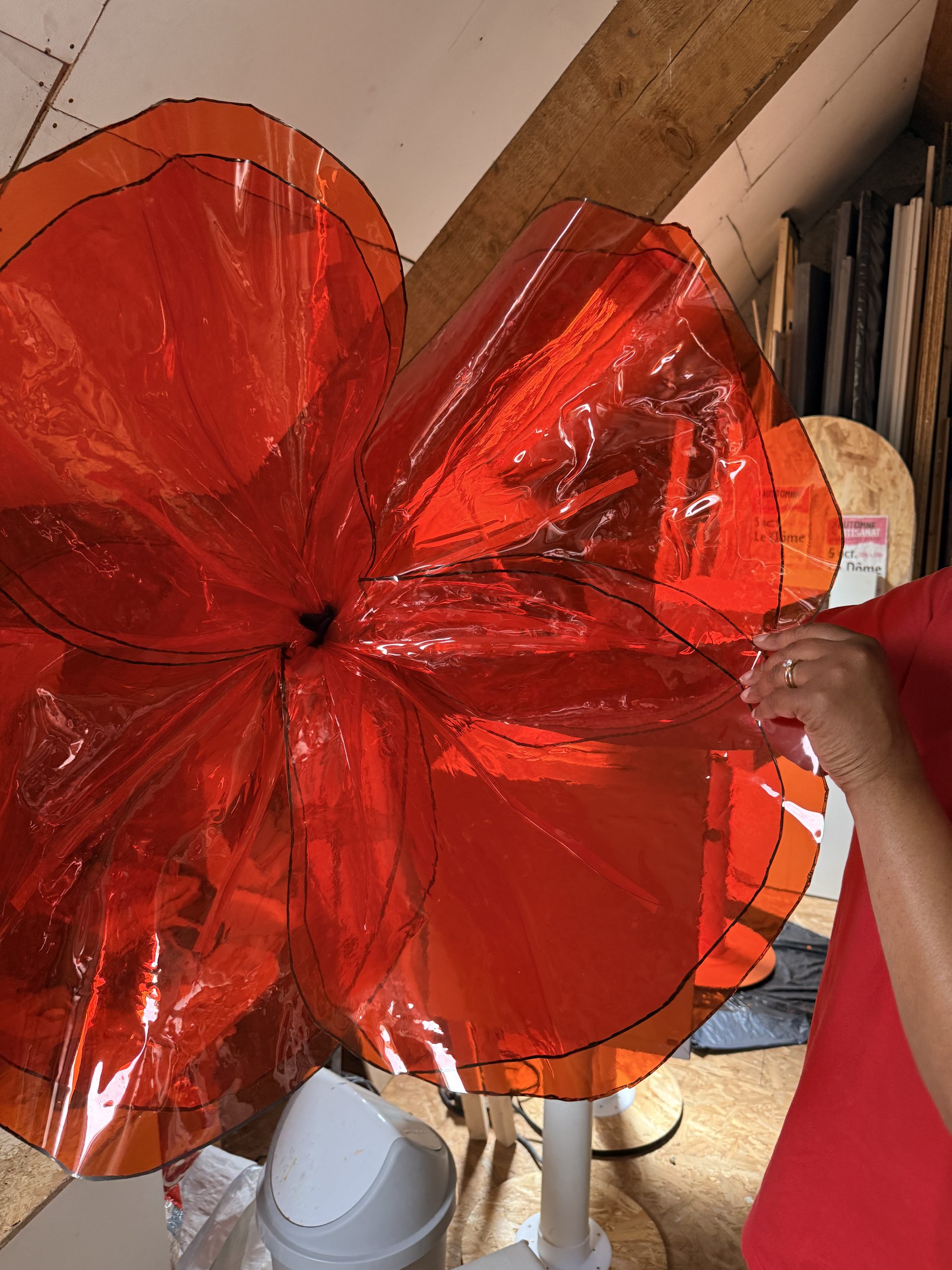 Coquelicot géant rouge conçu par JUCA pour la scénographie de CocQuiKolis.