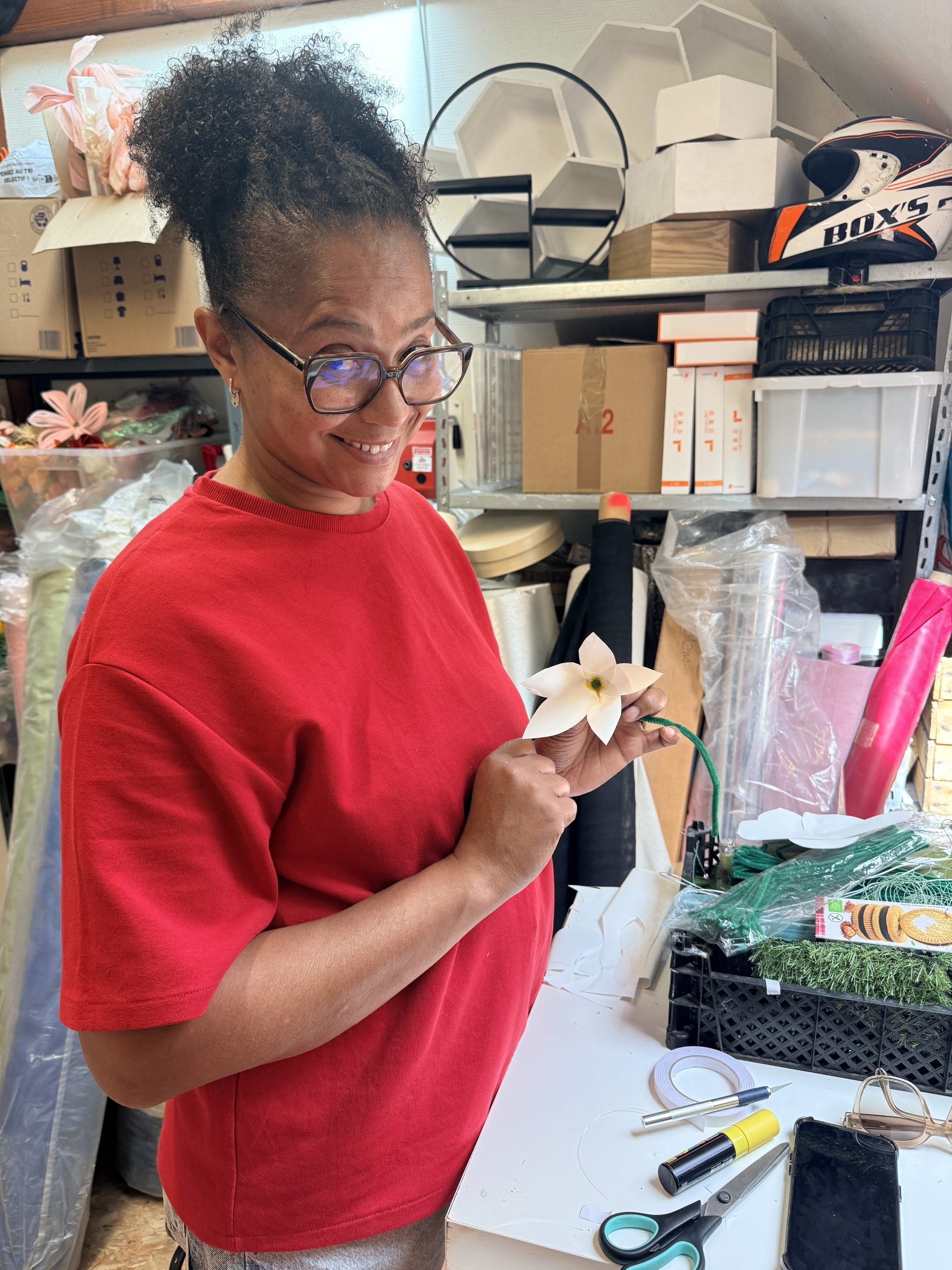 Carole de JUCA fabriquant un élément de décor floral pour CocQuiKolis.